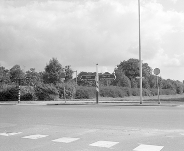 884483 Afbeelding van ANWB-wegwijzers op een zuil bij de Briljantlaan te Utrecht, aan het einde van de Baden-Powellweg. ...